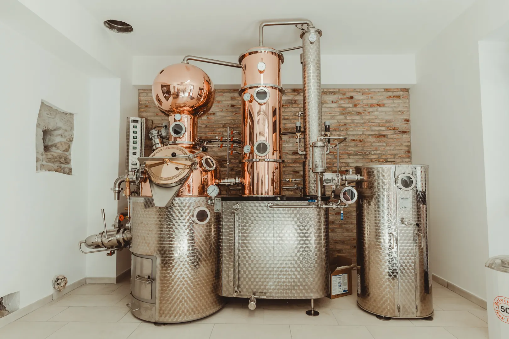Immagine introduttiva delle lavorazioni della Distilleria SuttaSanta - Foto "Alambicco Maria Catena"