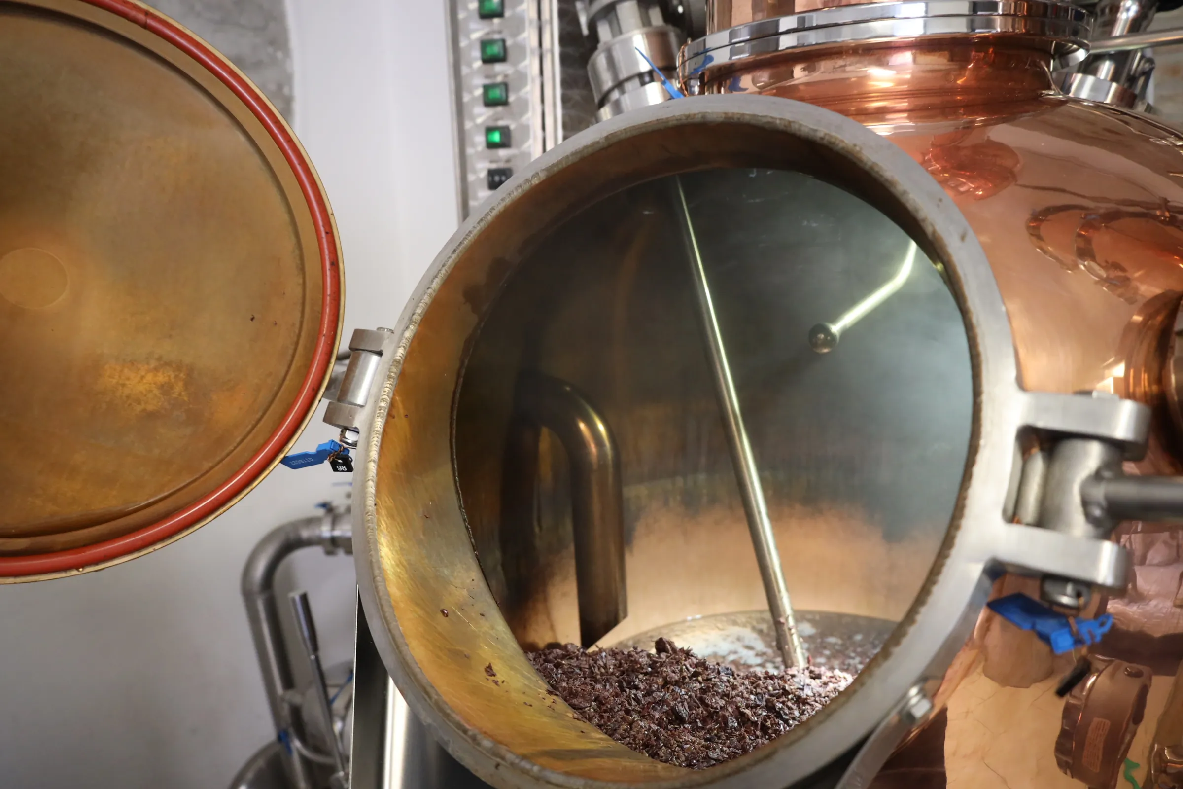 Immagine introduttiva delle lavorazioni della Distilleria SuttaSanta - Foto "Processo di distillazione"